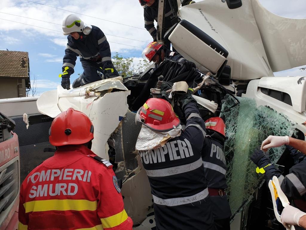 Accident între două camioane la Bătuța