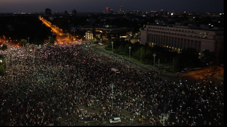 25.000 de oameni în Piața Victoriei. Protestatarii, la gardul Guvernului. Filmul zilei în imagini