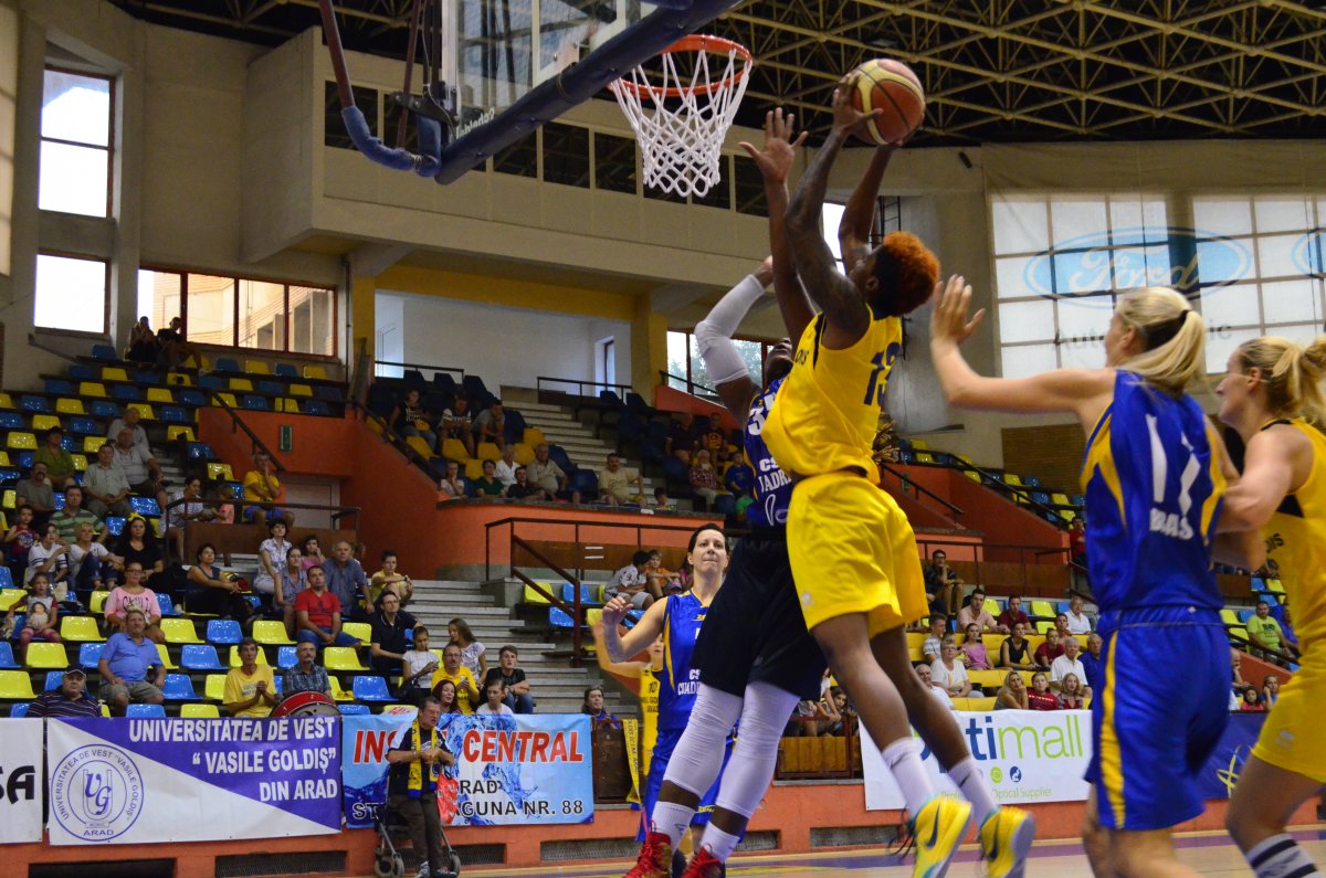 Cu un pas şi jumătate în semifinale: Univ Goldiş ICIM Arad - CSU Braşov 70-53