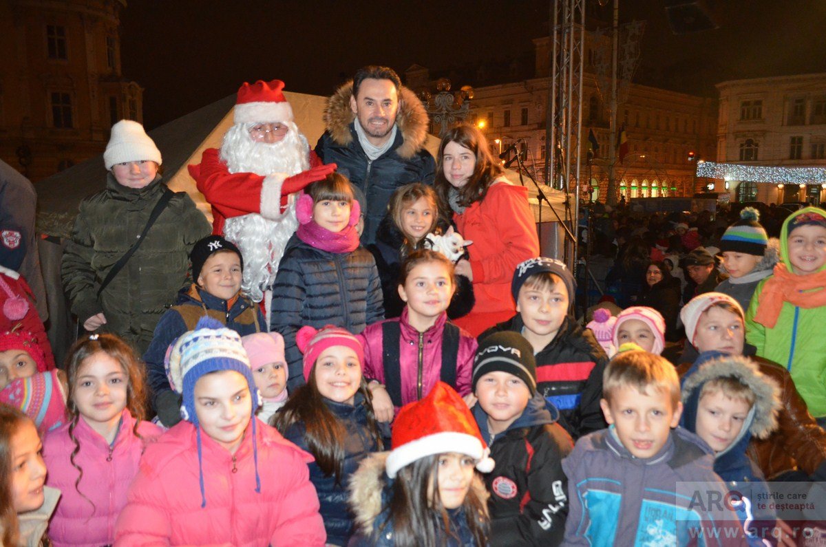 Moş Nicolae şi primarul Gheorghe Falcă au aprins becurile în bradul de Crăciun