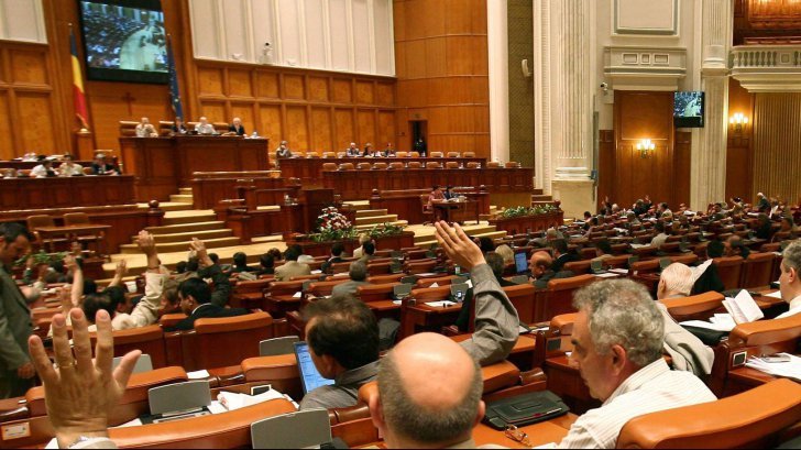 Pensiile speciale, adoptate de parlamentari. 300 au votat 