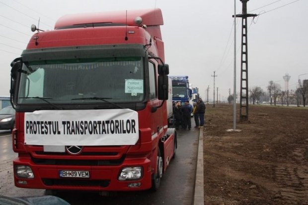 HAOS în trafic. Transportatorii PROTESTEAZĂ în Piaţa Victoriei. MII de autovehicule, la manifestaţie 