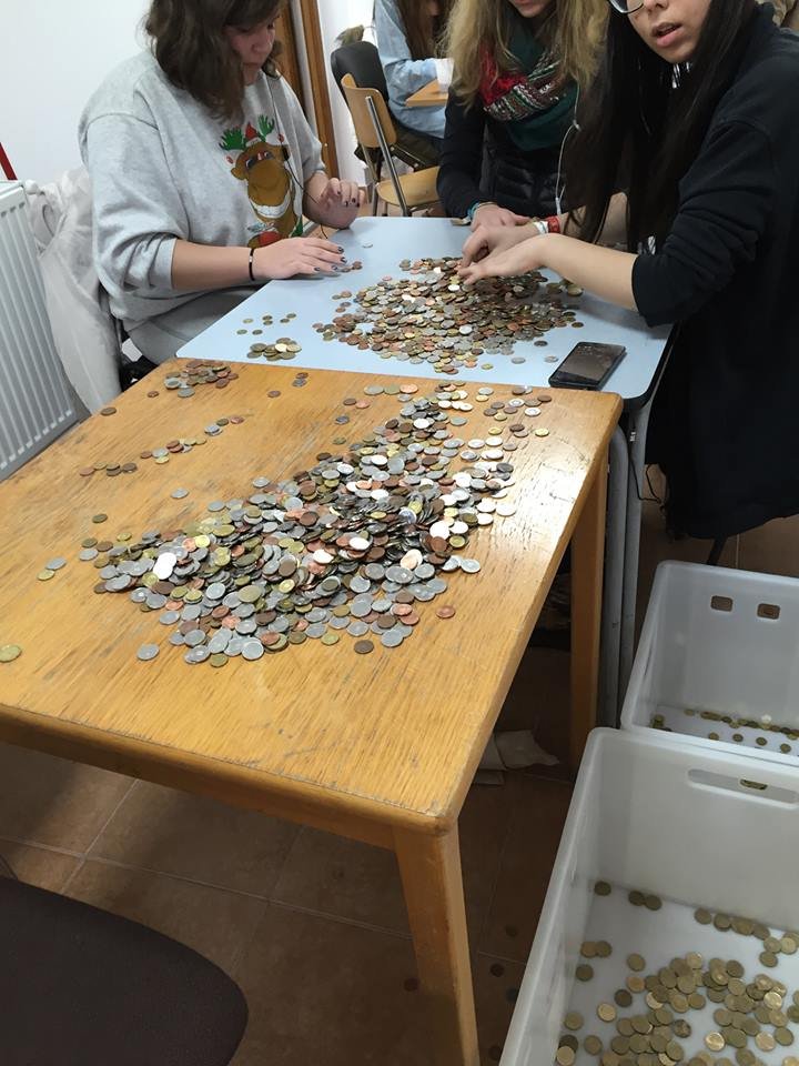 Campania „O tonă de monede” a ajuns la final. Vezi câţi bani s-au adunat, dar şi ce alte obiecte au „donat” arădenii