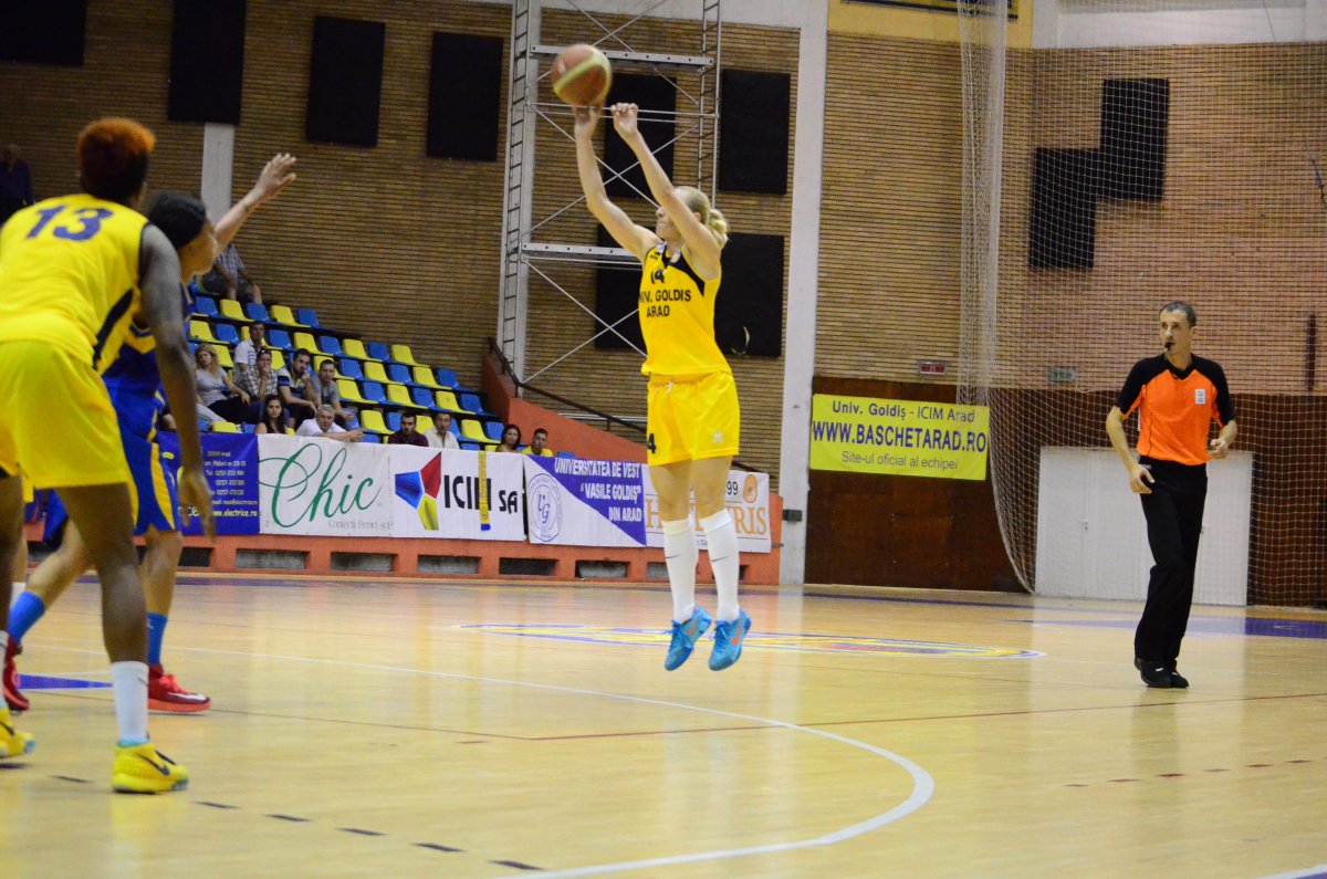 Spectacol de la mare distanţă: Univ Goldiş ICIM Arad - Phoenix Galaţi 97-77