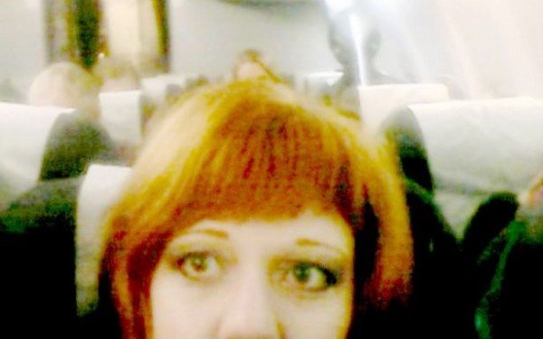 Şi-a făcut un selfie în avion şi a fost şocată când a văzut poza. Ce se afla în spatele ei, la doar câteva scaune distanţă