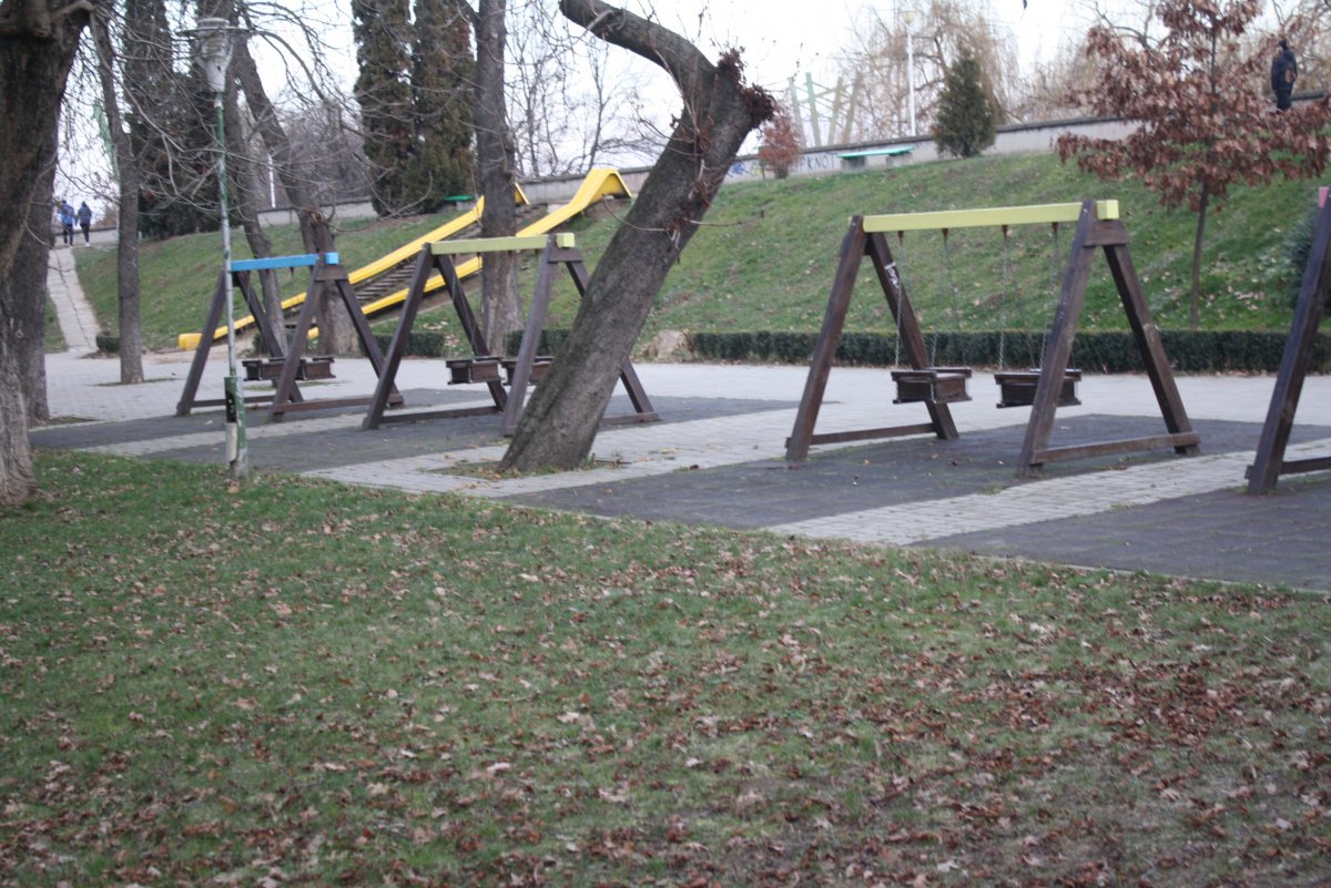 Parcul Copiilor - trist, singur şi melancolic la început de an (FOTO)