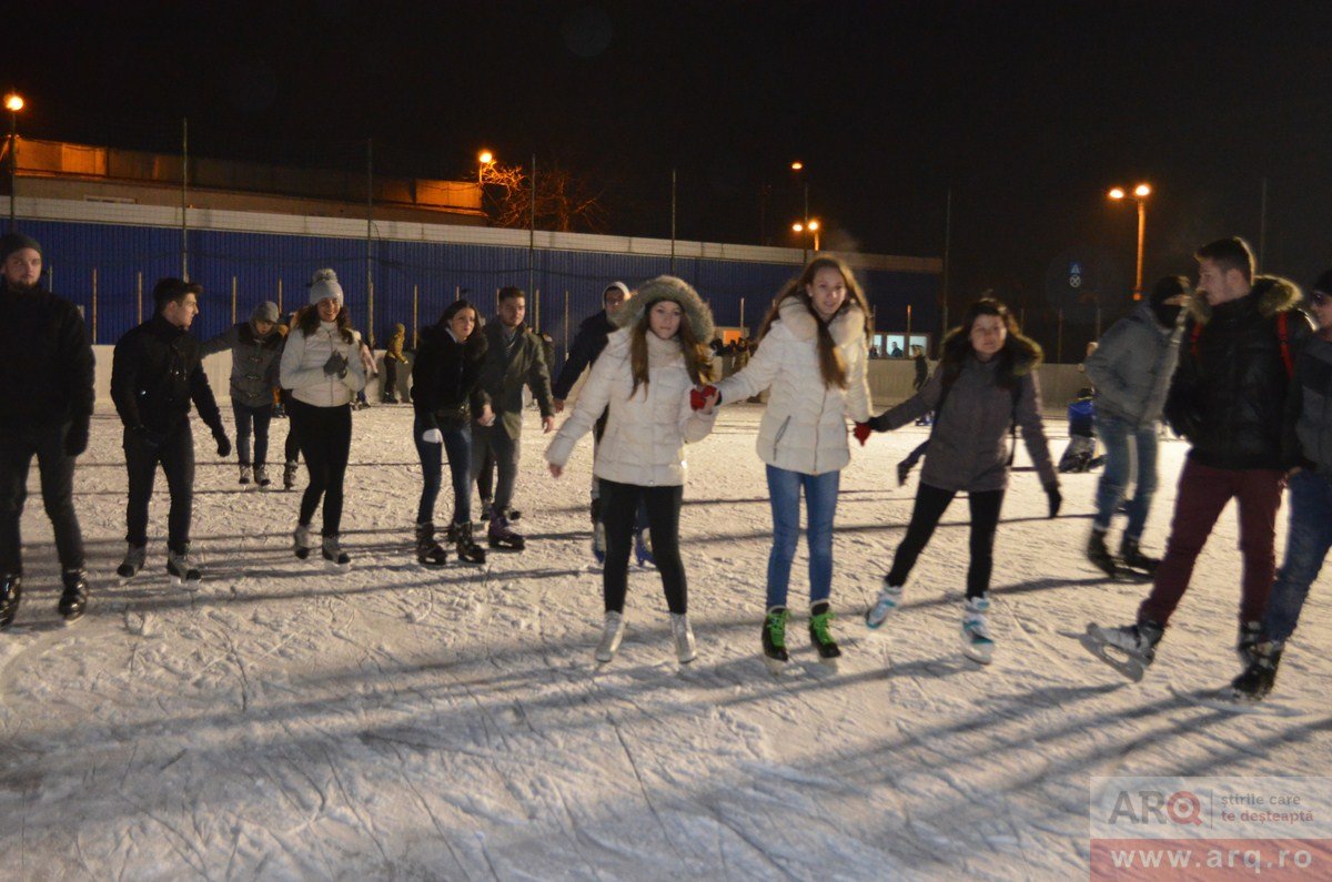 Arădenii au asediat patinoarul