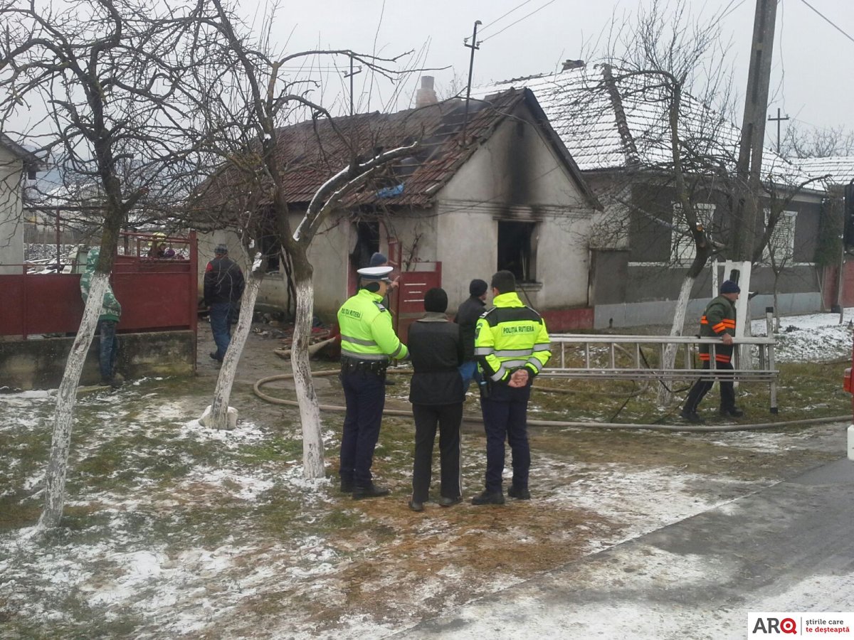 FOTO | O casă a fost distrusă parțial într-un incendiu