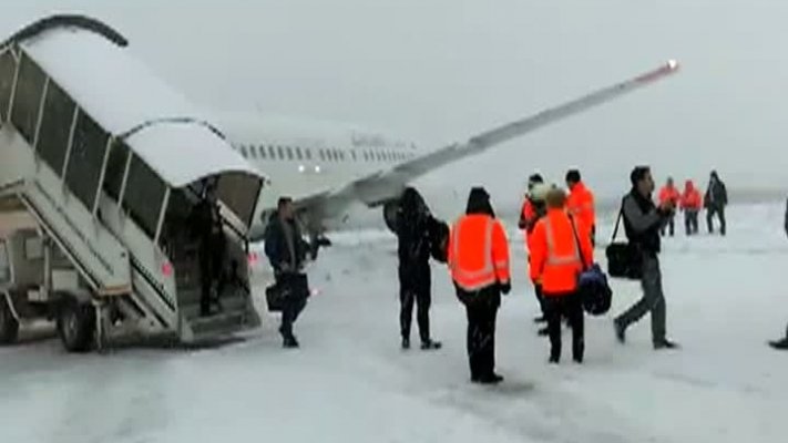 Avion ieşit de pe pistă în momentul aterizării, pe aeroportul din Cluj. Imagini cu aeronava