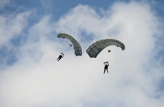 Aeroclubul Traian Vuia din Arad organizează cursuri, GRATUITE, de paraşutism