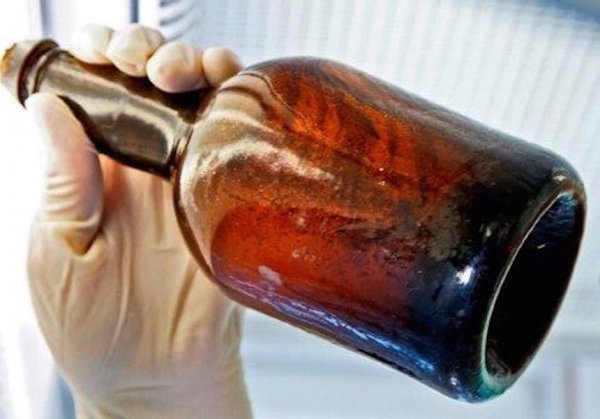 A găsit în apele mării o sticlă de bere veche de 120 de ani. Ce era înăuntru i-a ŞOCAT pe toţi