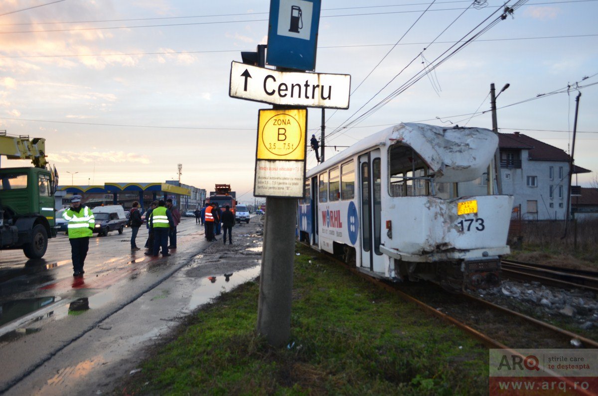 Un tramvai a deraiat lângă Petrom Micălaca