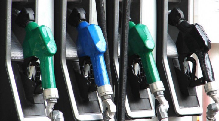 De ce nu scade prețul la carburanți în România