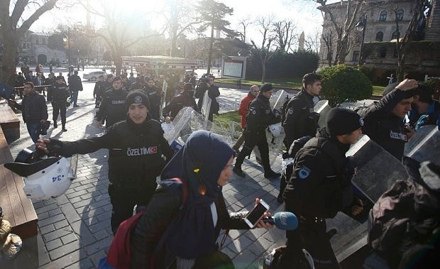 Alertă la Istanbul: Poliţia turcă a arestat trei RUŞI suspectaţi de legături cu Statul Islamic  