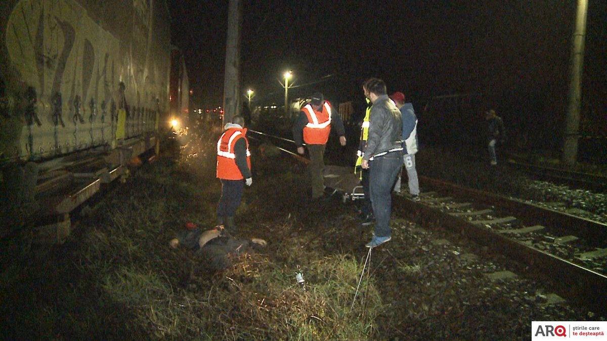 FOTO | SCENĂ ȘOCANTĂ în Gara Păuliș. Un agent de pază a fost lovit de o locomotivă când cobora din tren