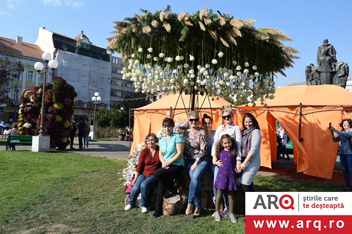 A început Festivalul „Simfonia Florilor de Toamnă“