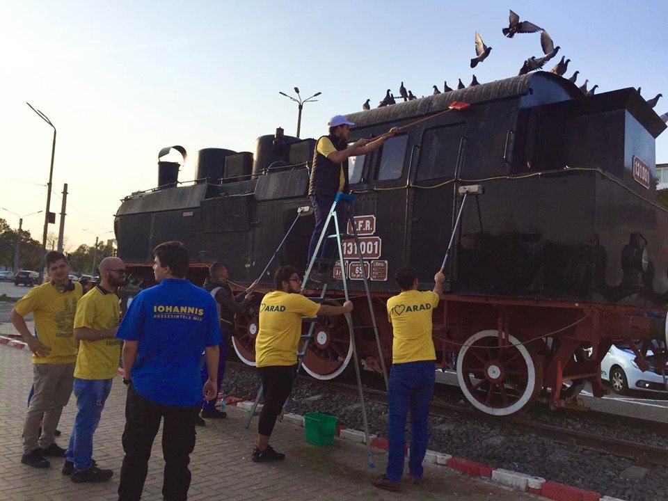 Tinerii liberali au curăţat locomotiva din faţa gării CFR
