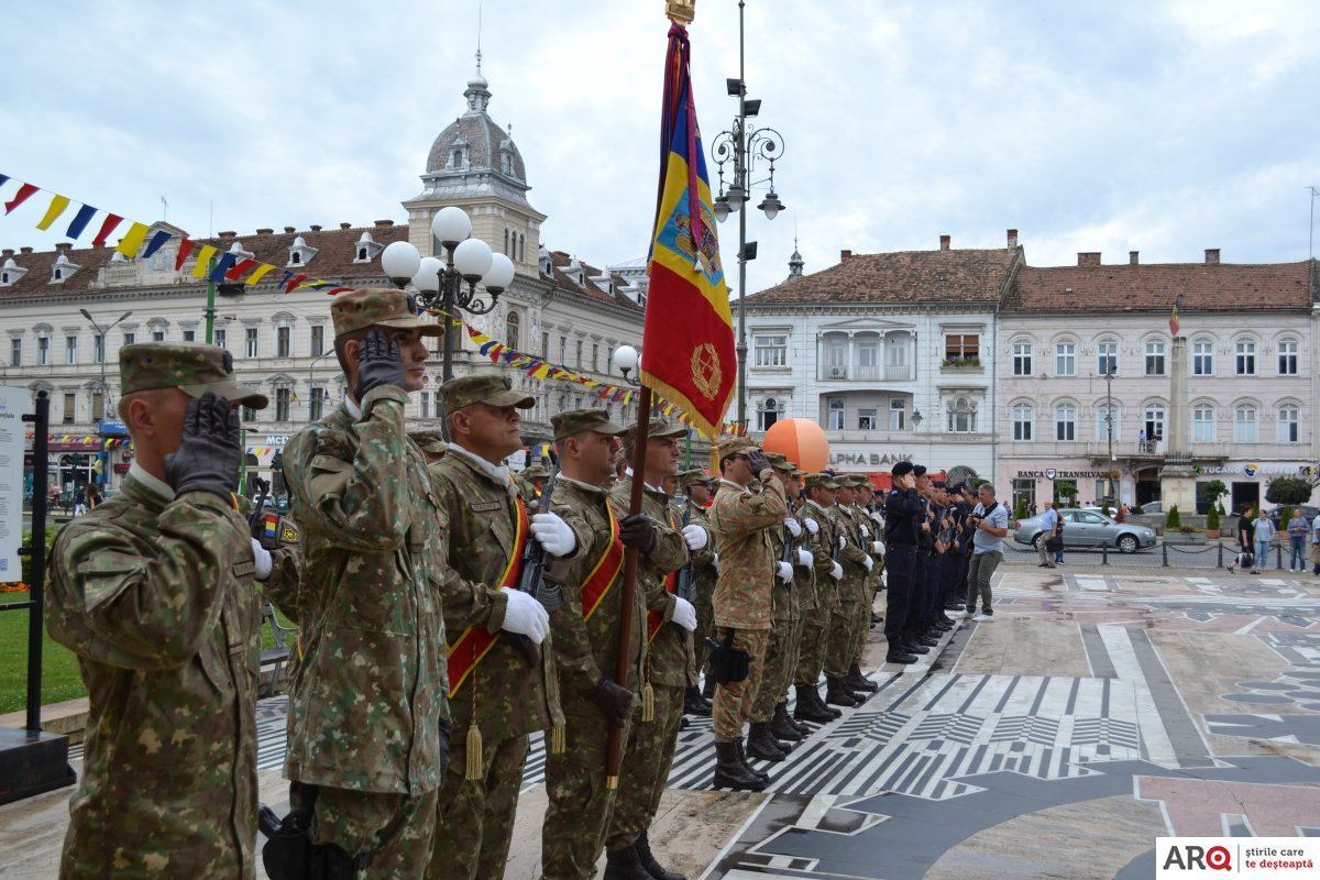 Mâine este Ziua Armatei. Vezi cum o sărbătoresc militarii arădeni și la ce oră are loc retragere cu torțe