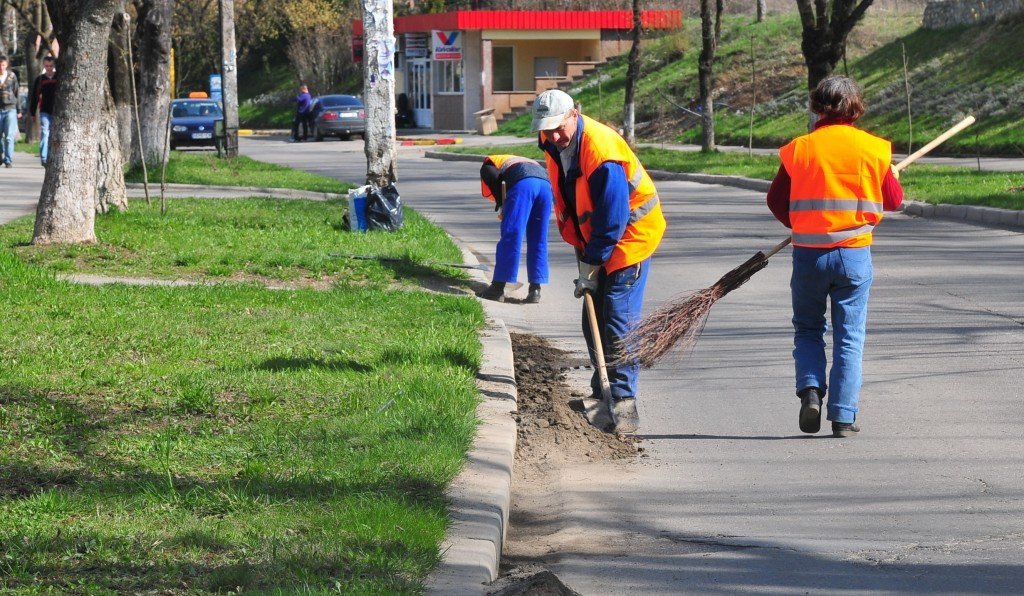 Începe curăţenia de toamnă: vedeți care este programul