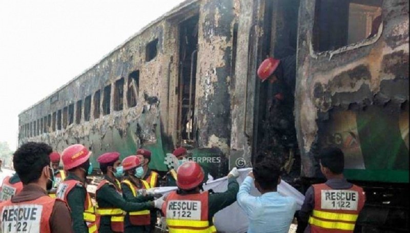 Un tren a sărit în aer în Pakistan, sunt peste 65 de morţi şi zeci de răniţi VIDEO