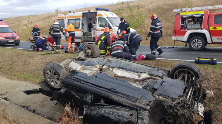 Accident cumplit, în jud. Timiș: un mort și 2 răniți, după ce mașina s-a răsturnat