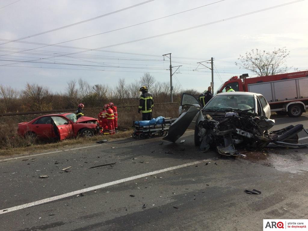 Accident violent între o Toyota și un Audi pe șoseaua Arad - Șofronea / UPDATE: Șoferul responsabil de producerea coliziunii a murit la spital