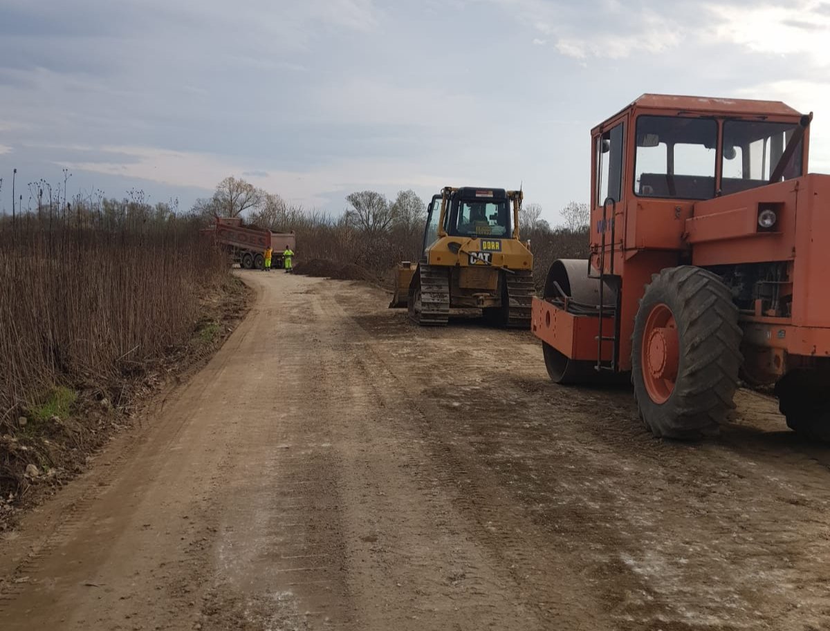 Începe asfaltarea primului tronson al drumului Gurahonț-Dieci-Buteni!