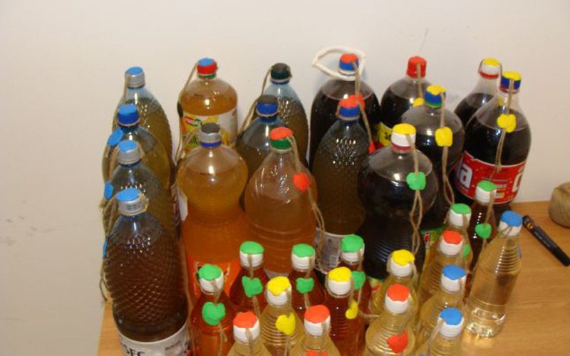 „Captură de zile mari” la Chişineu-Criş: poliţia a confiscat 288 de litri de ţuică