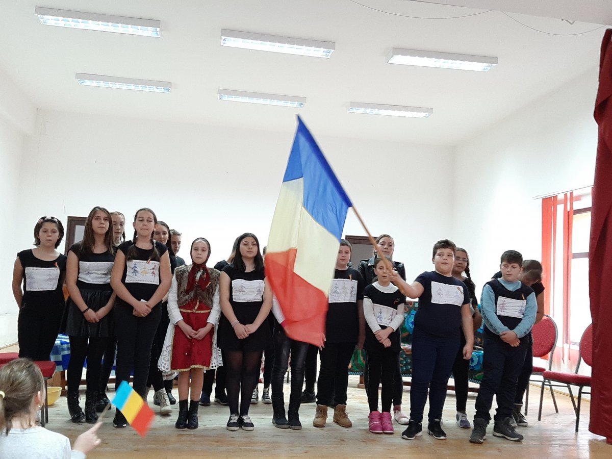 Ziua Națională a României a fost sărbătorită în cadru festiv la Școala Gimnazială din Dezna