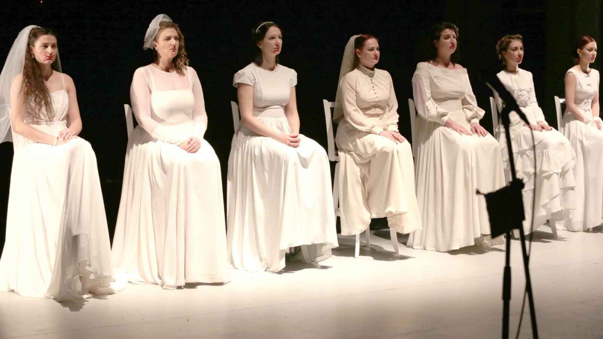 Spectacol arădean – în cel mai important festival de teatru din țară.  „Familia Ibsen” se joacă în FNT