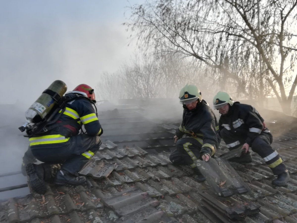 Incendiu la anexa unei stații de alimentare cu carburant în localitatea Vinga