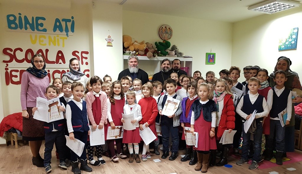 Cărți de colorat cu biserici din satul românesc dăruite copiilor de la Școala „Sfântul Ierarh Nicolae”