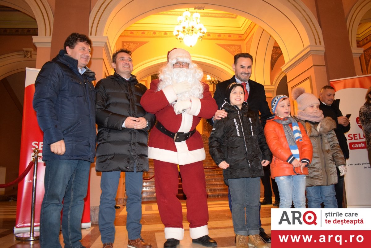  Aprinderea beculețelor ce împodobesc Bradul de Crăciun, Christmas Parade, Iuliana Beregoi și cadouri de Moș Nicolae
