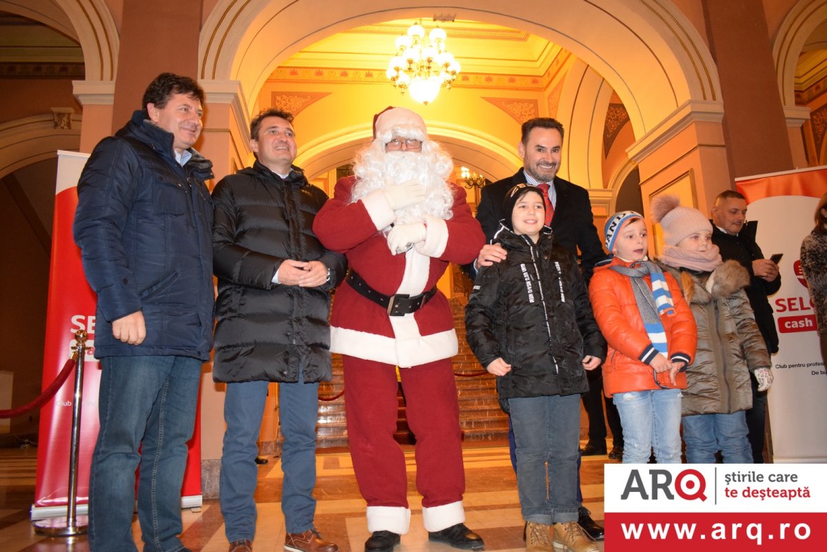 Aprinderea Beculețelor Ce Impodobesc Bradul De Crăciun Christmas