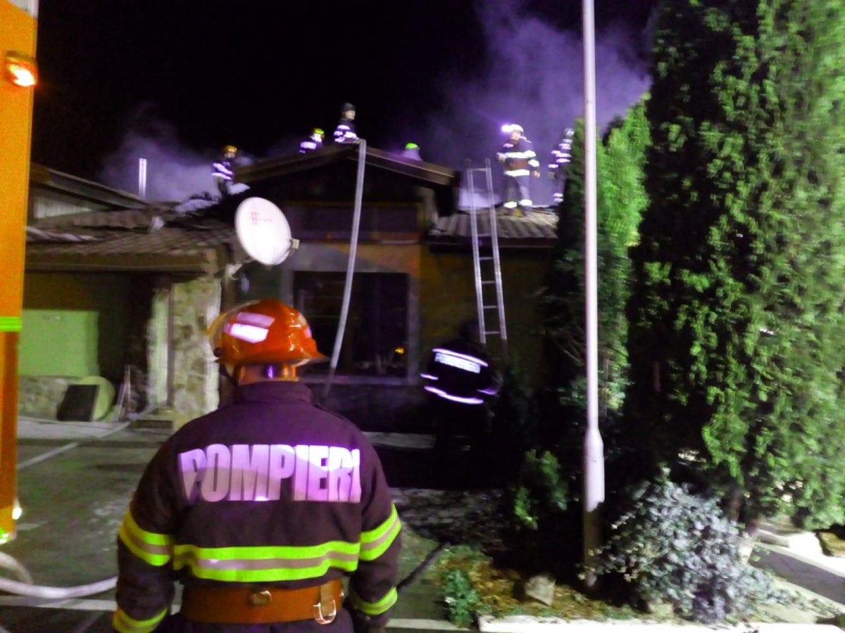 Incendiu la acoperișul unei case în Cartierul Verde