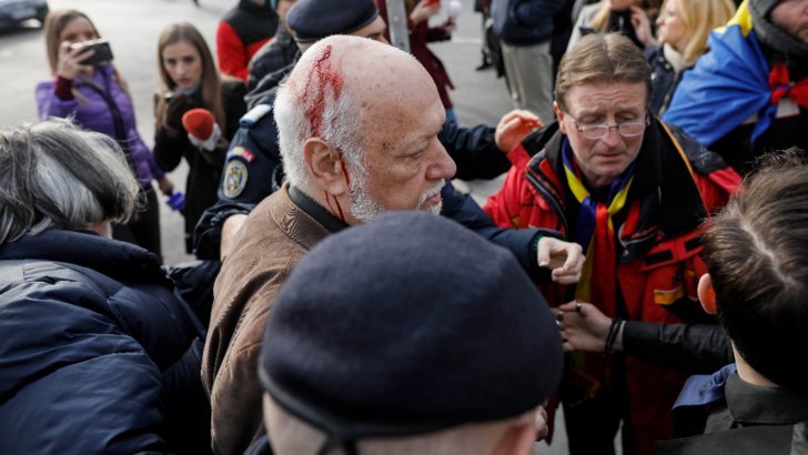 Violențe în Piața Universității. Gelu Voican Voiculescu, rănit grav. FOTO + VIDEO