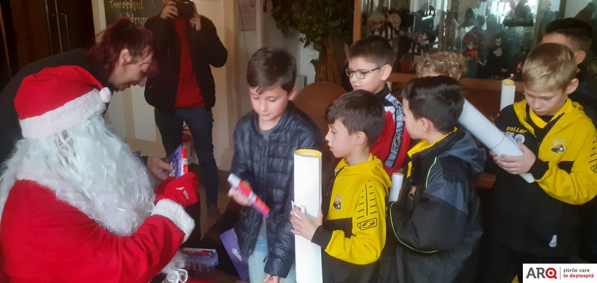 Peste 300 de tineri fotbalisti de la UTA și Atletico Arad au primit daruri de Crăciun