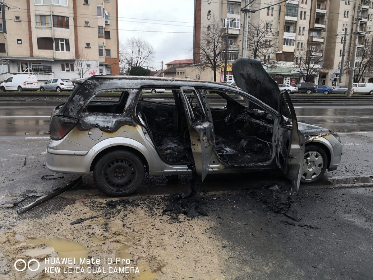 Mașină distrusă de flăcări în ziua de Ajun
