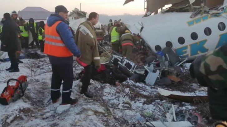 Un avion cu 100 de pasageri la bord s-a prăbușit în Kazahstan