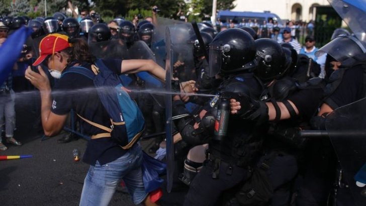 Agresorii jandarmeriței de la protestele din 10 august scapă de închisoare