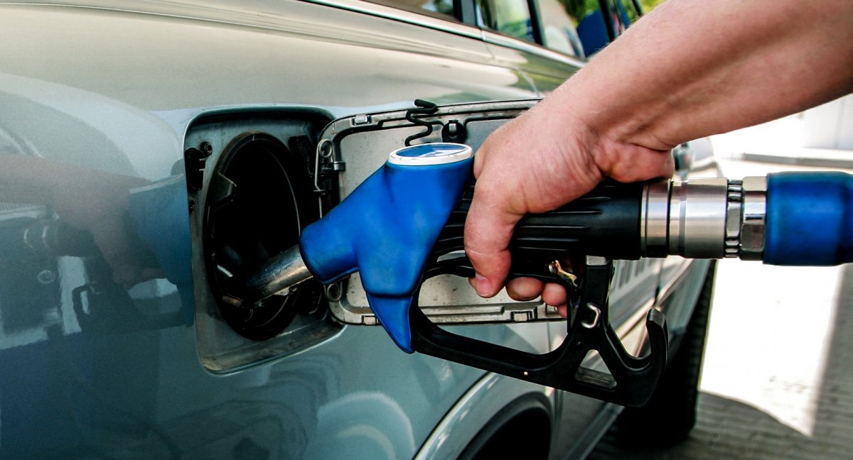 Se elimină supra-acciza la carburanți; vezi care ar putea fi preţurile la pompă încă din prima zi a anului nou