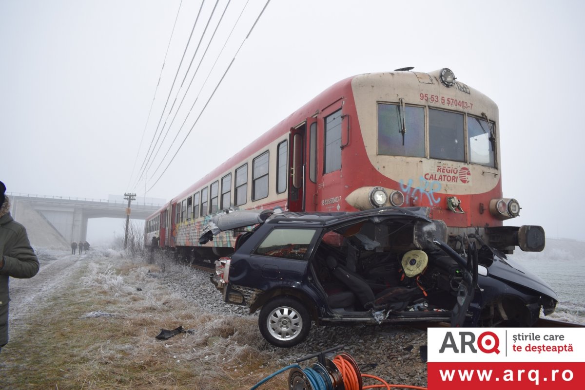 Accident cu mașină lovită de tren și un mort în Aradul Nou (Foto-Video)
