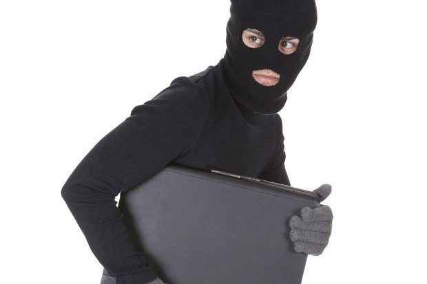 A furat un laptop în valoare de 2.500 de euro