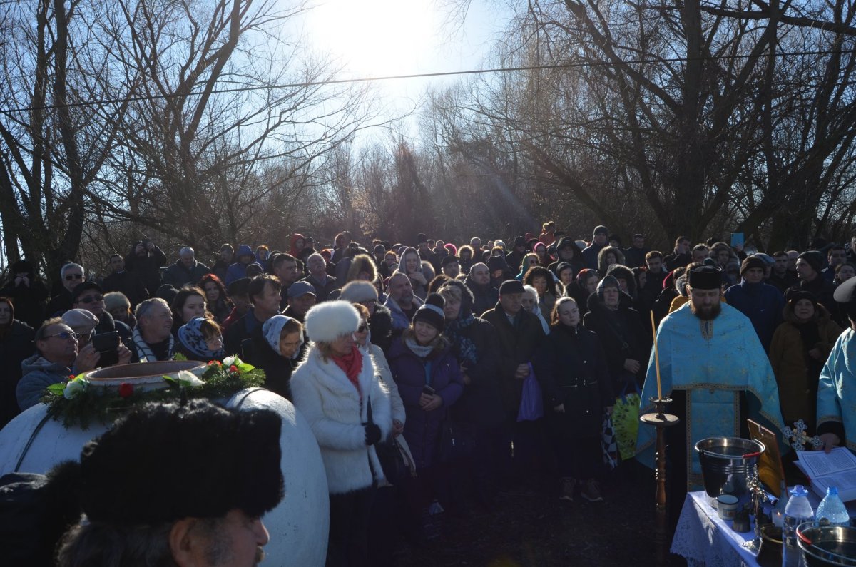 Sfințirea apei în ziua de Bobotează la Mănăstirea Hodoș-Bodrog; au participat sute de credincioşi