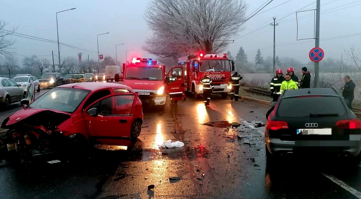 Accident frontal între un Audi și un Chevrolet la ieșirea din Arad spre Oradea