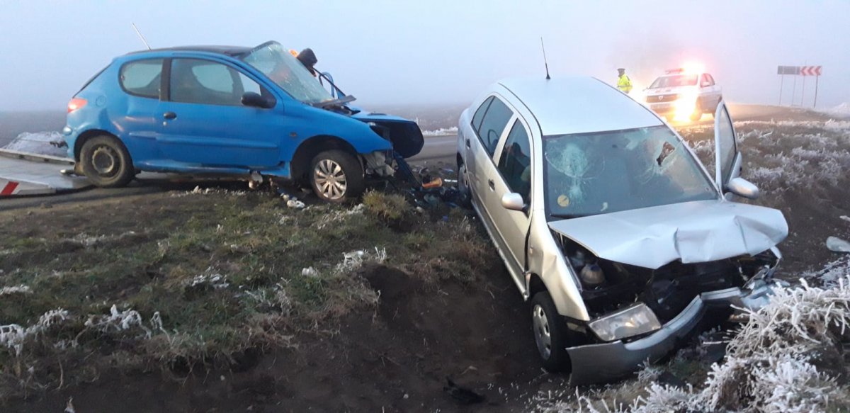Accident cu Peugeot contra Skoda și trei răniți la ieșirea din Sântana