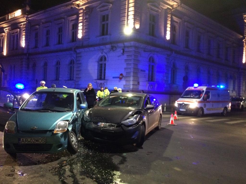 Accident între două șoferițe în fața Tribunalului