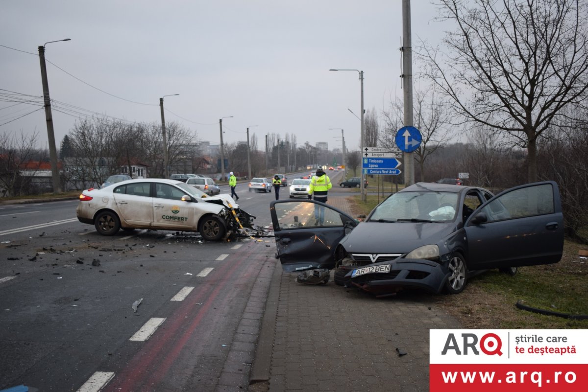 Accident cu Opel contra Renault și șoferii grav răniți pe pod la Subcetate