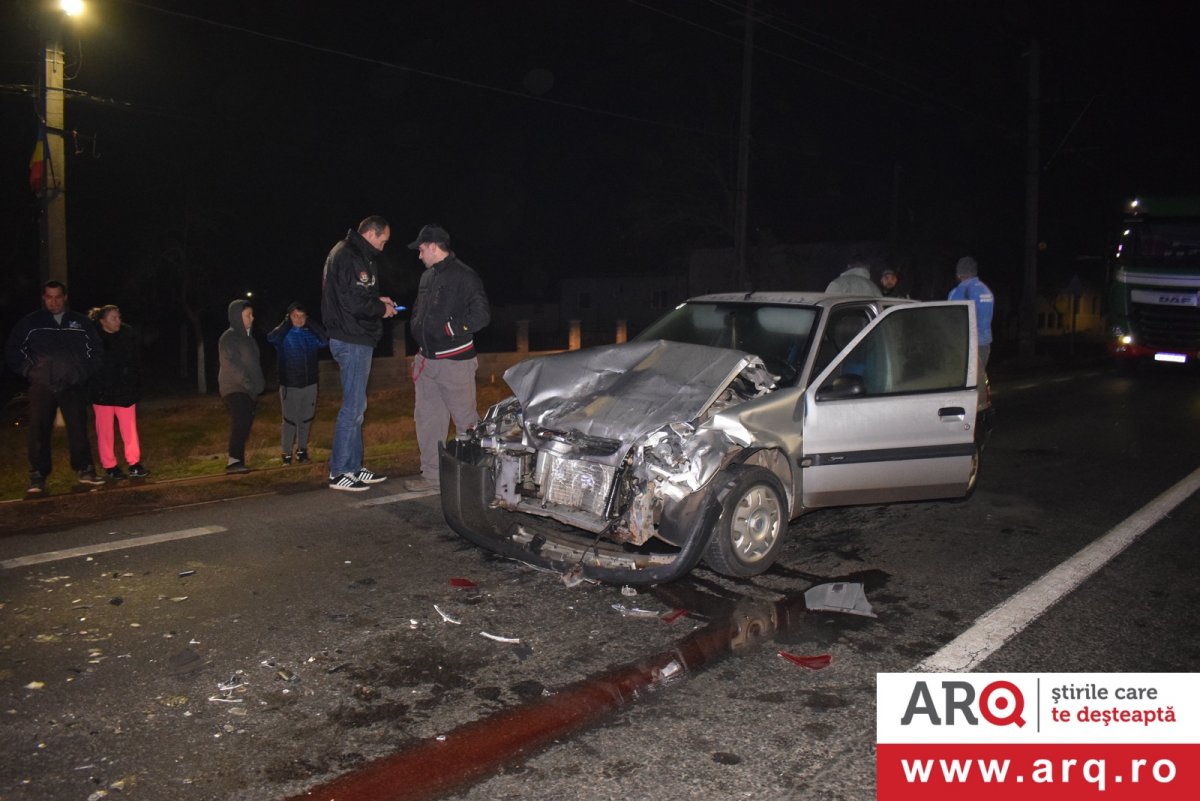 Accident cu două Renault-uri și un Citroen în centru la Mândruloc