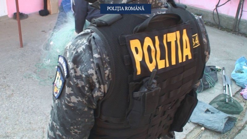 Percheziții la Peregu Mic: ce au găsit polițiștii care au dat iama în sat